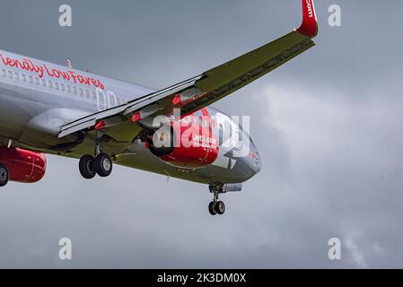 Jet2 Boeing 737 bei der Landung mit heruntergekommenen Rädern. Stockfoto