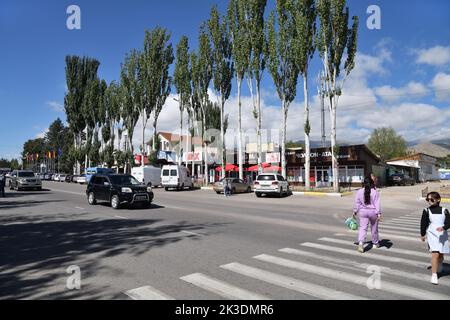 Cholpon-ATA, Kirgisistan – 17. September 2022: Straßenszene. Cholpon-ATA ist ein Ferienort am Nordufer des Issyk-Kul-Sees, in dem das ganze Jahr über ein Feriendorf liegt Stockfoto