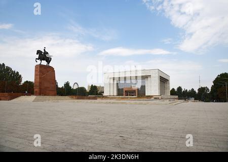 Bischkek, Kirgisistan - 11. September 2022: Nationalmuseum und Denkmal des Nationalhelden Manas Aykol Manas. Ala Too Platz im Stadtzentrum. Stockfoto