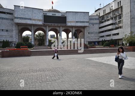 Bischkek, Kirgisistan - 11. September 2022 :Blick auf das Agroprom-Gebäude. Ala Too Square, Hauptplatz der Stadt in der Hauptstadt Kirgisistans. Bischkek, ehemals F Stockfoto