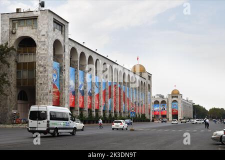 Bischkek, Kirgisistan - 11. September 2022: Ala Too Square, Hauptplatz der Stadt in der Hauptstadt Kirgisistans. Bischkek, früher Frunze, ist die Hauptstadt und die l Stockfoto