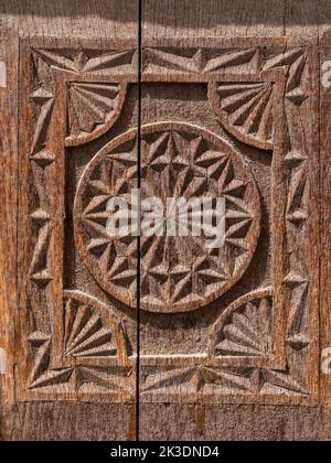 Detail der alten Holzplatte auf madrasa Tür mit schönen alten traditionellen Solar-Motiv, Hisor, Tadschikistan Stockfoto