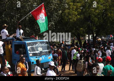 Abuja, Nigeria. September 26. 2022. Tausende von Unterstützern des Präsidentschaftskandidaten der Labour Party (LP), Peter Obi, veranstalteten vor den Parlamentswahlen 2023 einen friedlichen Spaziergang auf einer Autobahn in der Hauptstadt Abuja. Stockfoto