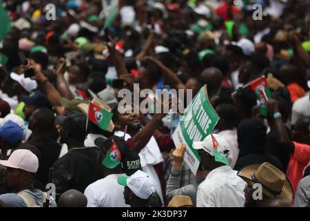 Abuja, Nigeria. September 26. 2022. Tausende von Unterstützern des Präsidentschaftskandidaten der Labour Party (LP), Peter Obi, veranstalteten vor den Parlamentswahlen 2023 einen friedlichen Spaziergang auf einer Autobahn in der Hauptstadt Abuja. Stockfoto