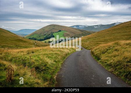 Der Gipfel der Adamthwaite Bank, eine steile Sackgasse, mit Blick auf die Farm in Howgills in der Nähe von Ravenstonedale, Cumbria, England, Großbritannien Stockfoto