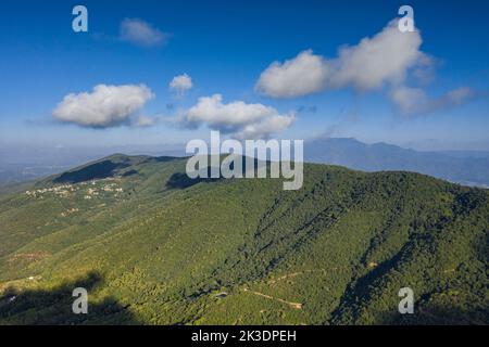 Luftaufnahme des Berges Montnegre von der Südwand, in der Region Maresme (Barcelona, Katalonien, Spanien) ESP: Vista aérea del Montnegre Stockfoto