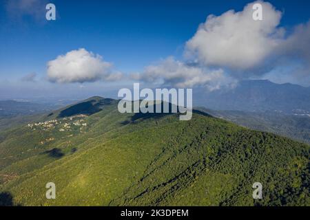 Luftaufnahme des Berges Montnegre von der Südwand, in der Region Maresme (Barcelona, Katalonien, Spanien) ESP: Vista aérea del Montnegre Stockfoto