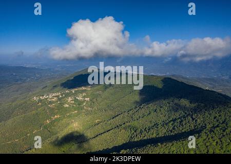 Luftaufnahme des Berges Montnegre von der Südwand, in der Region Maresme (Barcelona, Katalonien, Spanien) ESP: Vista aérea del Montnegre Stockfoto