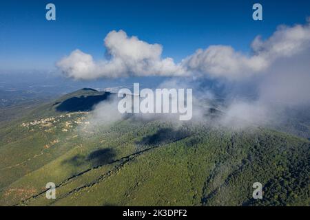 Luftaufnahme des Berges Montnegre von der Südwand, in der Region Maresme (Barcelona, Katalonien, Spanien) ESP: Vista aérea del Montnegre Stockfoto