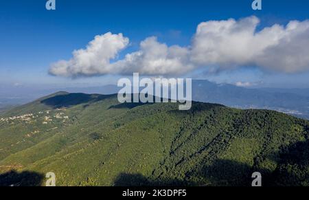 Luftaufnahme des Berges Montnegre von der Südwand, in der Region Maresme (Barcelona, Katalonien, Spanien) ESP: Vista aérea del Montnegre Stockfoto