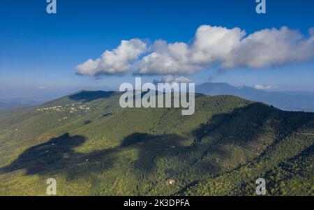 Luftaufnahme des Berges Montnegre von der Südwand, in der Region Maresme (Barcelona, Katalonien, Spanien) ESP: Vista aérea del Montnegre Stockfoto