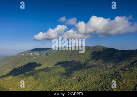 Luftaufnahme des Berges Montnegre von der Südwand, in der Region Maresme (Barcelona, Katalonien, Spanien) ESP: Vista aérea del Montnegre Stockfoto