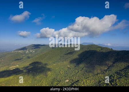 Luftaufnahme des Berges Montnegre von der Südwand, in der Region Maresme (Barcelona, Katalonien, Spanien) ESP: Vista aérea del Montnegre Stockfoto
