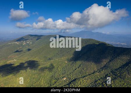 Luftaufnahme des Berges Montnegre von der Südwand, in der Region Maresme (Barcelona, Katalonien, Spanien) ESP: Vista aérea del Montnegre Stockfoto