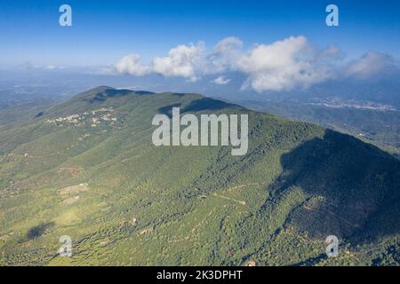 Luftaufnahme des Berges Montnegre von der Südwand, in der Region Maresme (Barcelona, Katalonien, Spanien) ESP: Vista aérea del Montnegre Stockfoto