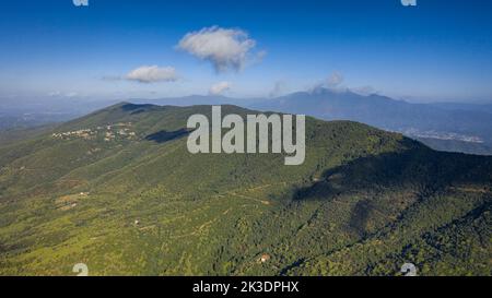 Luftaufnahme des Berges Montnegre von der Südwand, in der Region Maresme (Barcelona, Katalonien, Spanien) ESP: Vista aérea del Montnegre Stockfoto