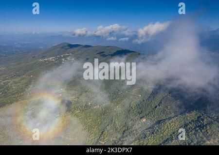 Luftaufnahme des Montnegre-Berges von der Südwand, in der Maresme-Region. Brocken Gespenst in den Wolken (Barcelona, Katalonien, Spanien) Stockfoto