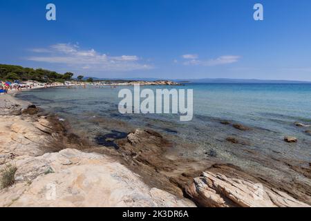 Karidi, einer der attraktivsten Strände von Sithonia, ist mit seinem fantastischen türkisfarbenen Wasser und dem feinen weißen Sand, Longos, wirklich eine exotische Perle Stockfoto