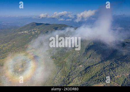 Luftaufnahme des Montnegre-Berges von der Südwand, in der Maresme-Region. Brocken Gespenst in den Wolken (Barcelona, Katalonien, Spanien) Stockfoto