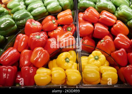 Gelb-grüne und rote Paprika anzeigen Stockfoto