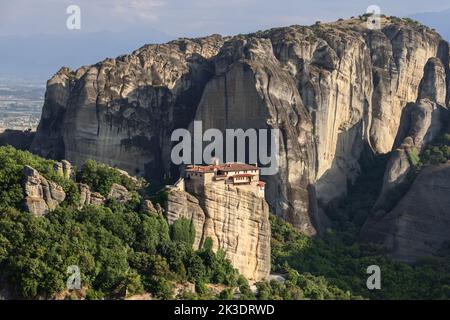 Rousanou Kloster bei Sonnenuntergang auf dem Hintergrund der Bergfelsen vor 60 Millionen Jahren gebildet, mit einzigartigen Schattierungen, Kalambaкa, Meteora, Griechenland Stockfoto