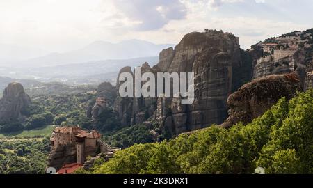 Von einigen Aussichtspunkten haben Touristen eine seltene Chance, in eine Richtung bis zu 4 Klöster auf Klippen zu sehen, starke visuelle Auswirkungen. Meteora, Griechenland Stockfoto