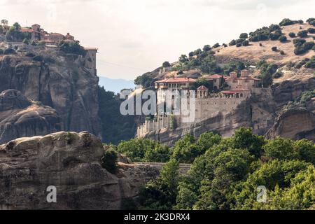 Blick vom Hauptbeobachtungspunkt Meteora über die Hügel und Klippen mit den Heiligen Klöstern von Varlaam auf der rechten Seite und dem Großen Meteoron Stockfoto