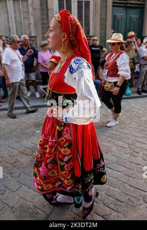 Ponte de Lima - 10. September 2022: Junge Menschen in den traditionellen Kostümen Nordportugals bei der Feiras Novas Festparade. Stockfoto