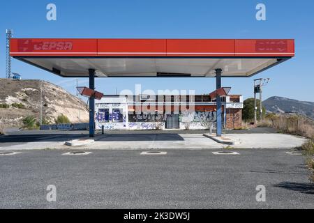 Spanien, Kastilien und León: Verlassene Tankstelle in Bugedo Stockfoto