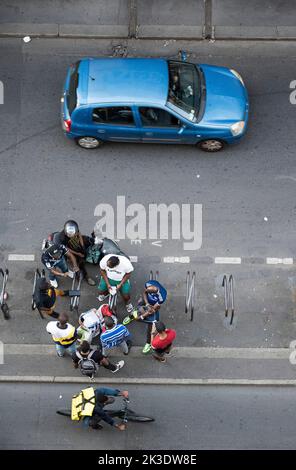 Paris (Frankreich):Treffen der Entbindung Männer, Entbindung Frauen auf einem Bürgersteig. Junge Leute in einer Straße von oben und Auto Stockfoto