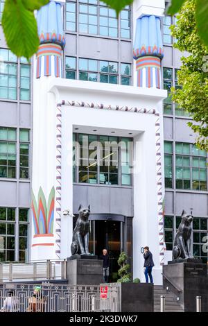 Schwarze Katzen auf Wache im Greater London House, einem großen Art déco-Gebäude in Camden, London, Großbritannien. Es ist ein Beispiel für die ägyptische Wiedergeburt des frühen 20.. Jahrhunderts Stockfoto