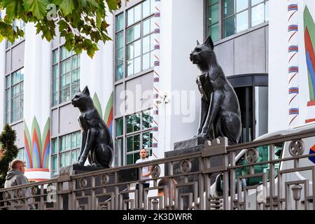 Schwarze Katzen auf Wache im Greater London House, einem großen Art déco-Gebäude in Camden, London, Großbritannien. Es ist ein Beispiel für die ägyptische Wiedergeburt des frühen 20.. Jahrhunderts Stockfoto