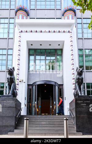 Schwarze Katzen auf Wache im Greater London House, einem großen Art déco-Gebäude in Camden, London, Großbritannien. Es ist ein Beispiel für die ägyptische Wiedergeburt des frühen 20.. Jahrhunderts Stockfoto