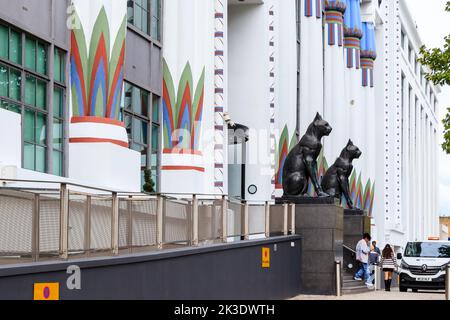 Schwarze Katzen auf Wache im Greater London House, einem großen Art déco-Gebäude in Camden, London, Großbritannien. Es ist ein Beispiel für die ägyptische Wiedergeburt des frühen 20.. Jahrhunderts Stockfoto