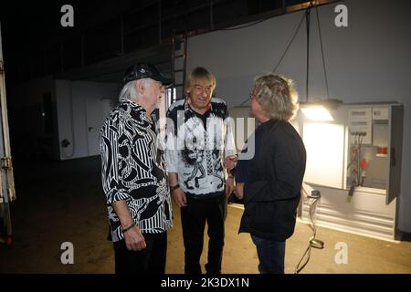 Karl-Heinz Ulrich und Bernd Ulrich von den Amigos und Joseph „Johnny“ Thomann bei der „für unsere Freunde“ Tour in der Messe- und Veranstaltungshalle. Stockfoto