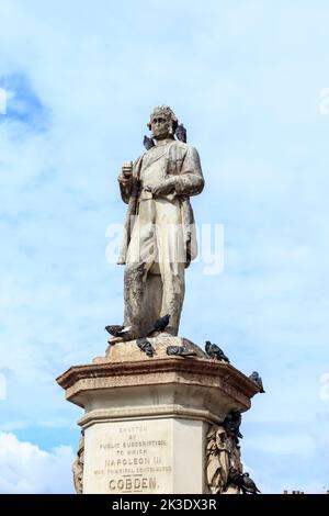 Eine Statue von Richard Cobden, dem englischen radikalen und liberalen Politiker, der für die Aufhebung der Maisgesetze verantwortlich ist, Camden Town, London, Großbritannien Stockfoto