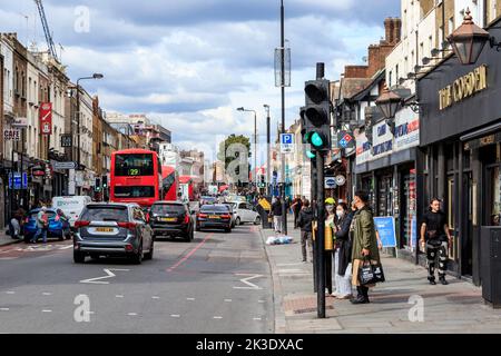 Blick nach Norden entlang der Camden High Street von Mornington Crescent, London, Großbritannien Stockfoto