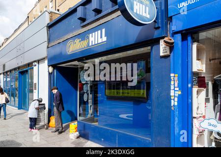 Ein Wettbüro von William Hill in der Camden High Street, London, Großbritannien Stockfoto