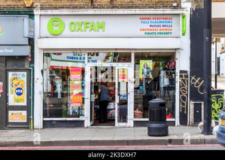 Eine Niederlassung des Oxfam-Wohltätigkeitsladens in der Camden High Street, London, Großbritannien Stockfoto