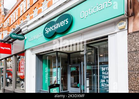 Eine Filiale von Specsavers Optikern in der Camden High Street, London, Großbritannien Stockfoto