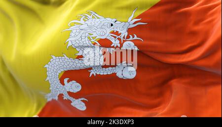 Nahaufnahme der im Wind winkenden Nationalflagge von Bhutan. Das Königreich Bhutan ist ein Binnenland im östlichen Himalaya. Texturierter Stoff Stockfoto