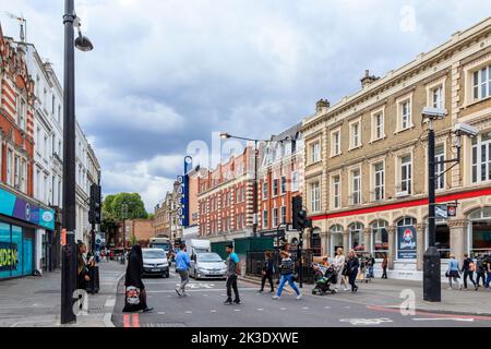 Ein Blick auf einen langen Parkway in Camden Town, London, Großbritannien Stockfoto