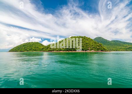 Blick auf die Inseln Ko Pu und Ko Sriboya, Thailand. Kleine Inseln in der Nähe der Koh Lanta. Panoramablick vom Boot. Grüner frischer Dschungel, blauer Himmel und Turquo Stockfoto