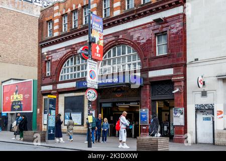 Eingang zur U-Bahnstation Camden Town an der Camden High Street, London, Großbritannien Stockfoto