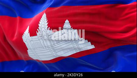 Nahaufnahme der im Wind wehenden kambodschanischen Nationalflagge. Das Königreich Kambodscha ist ein Land in Südostasien. Texturierter Hintergrund aus Stoff Stockfoto