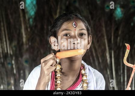 Der wahre Geist von Puja -Fotoshooting für ungeliebte unterprivilegierte Kinder. Stockfoto