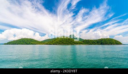 Blick auf die Inseln Ko Pu und Ko Sriboya, Thailand. Kleine Inseln in der Nähe der Koh Lanta. Panoramablick vom Boot. Grüner frischer Dschungel, blauer Himmel und Turquo Stockfoto