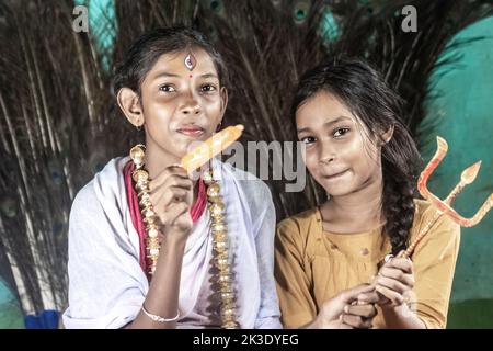 Der wahre Geist von Puja -Fotoshooting für ungeliebte unterprivilegierte Kinder. Stockfoto