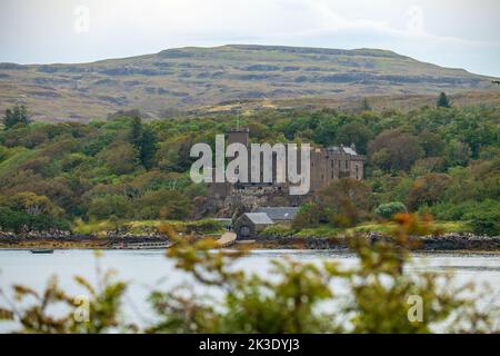 Dunvegan Castle, Heimat des Macleod Caln, am Ufer des Loch Dunvegan, erbaut aus dem 13.. Jahrhundert, Stockfoto