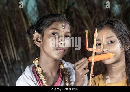 Der wahre Geist von Puja -Fotoshooting für ungeliebte unterprivilegierte Kinder. Stockfoto